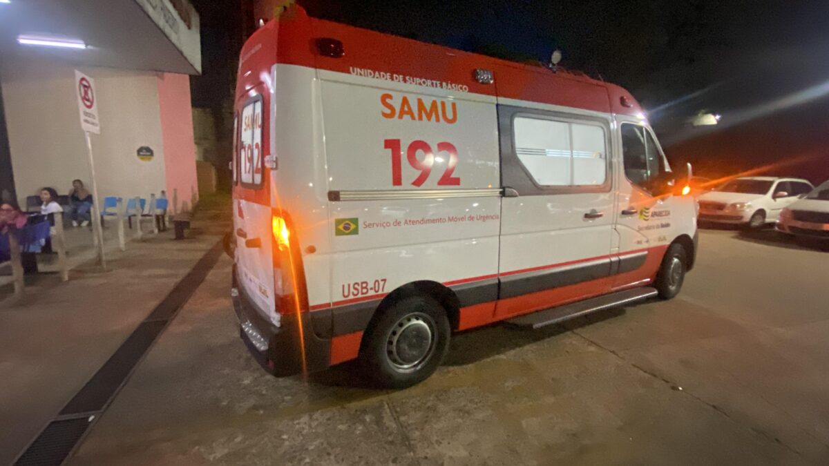 A imagem mostra uma ambulância do SAMU