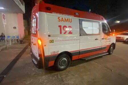 A imagem mostra uma ambulância do SAMU
