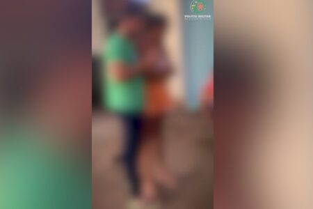 Homem faz mulher em cárcere de escudo e desafia PM, em Caiapônia: 'Atira no meu peito'