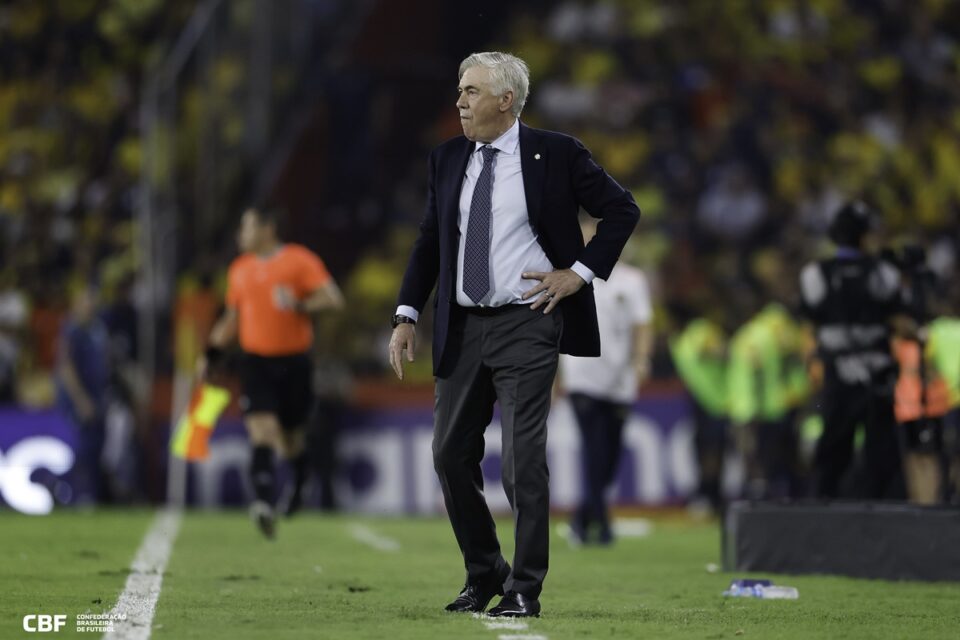 Carlo Ancelotti em jogo da seleção brasileira