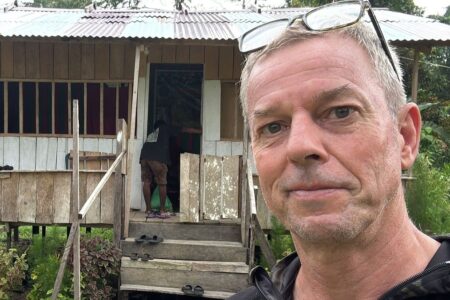 Empresário sente coceira no olho e descobre motivo: uma sanguessuga; foto Caso com o turista inglês durante expedição em selva da Indonésia