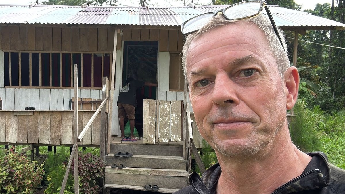 Empresário sente coceira no olho e descobre motivo: uma sanguessuga; foto Caso com o turista inglês durante expedição em selva da Indonésia