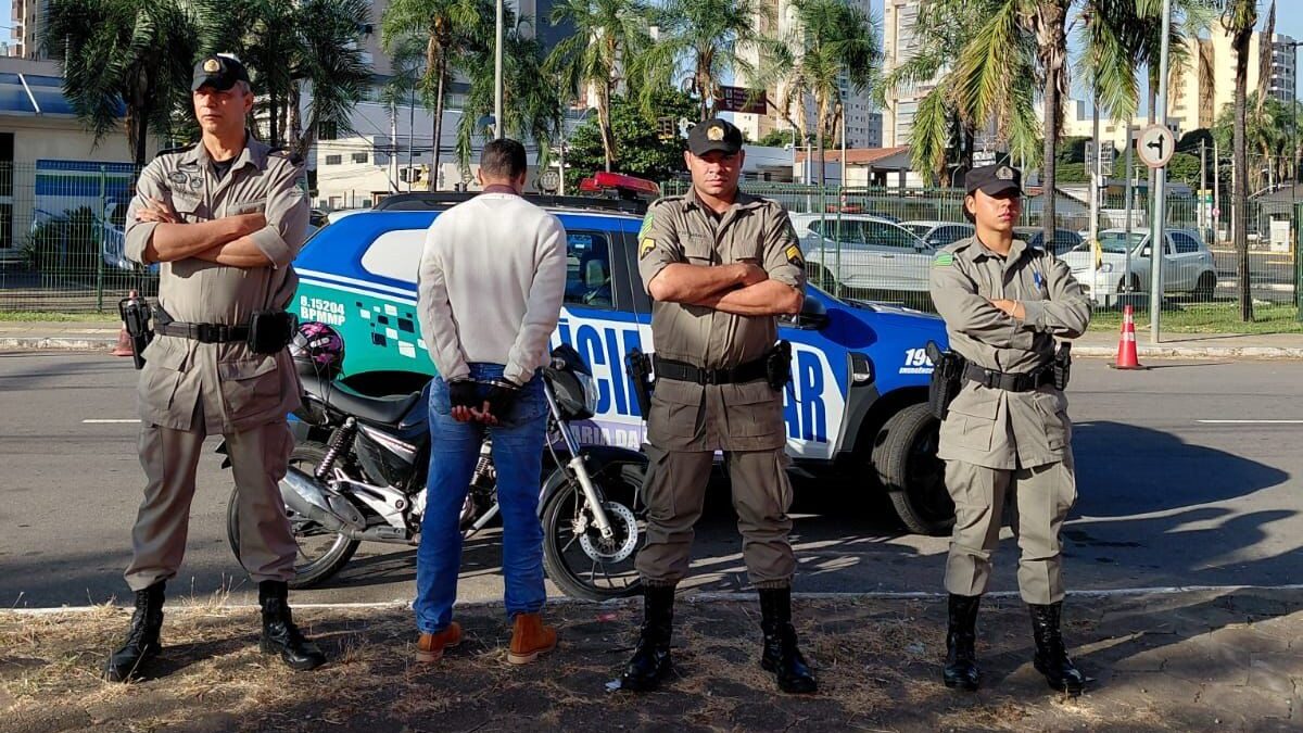 Entregador é preso após urinar em frente ao Batalhão Maria da Penha em Goiânia