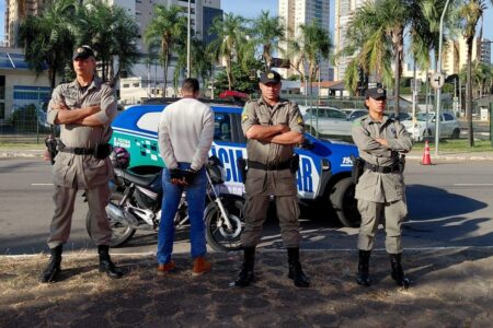 Entregador é preso após urinar em frente ao Batalhão Maria da Penha em Goiânia