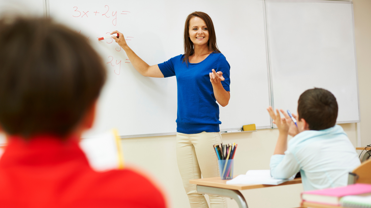 Imagem de uma professora dando aula