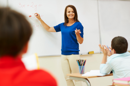 Imagem de uma professora dando aula