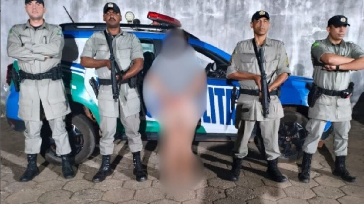 Imagem da mulher presa em meio a policiais militares