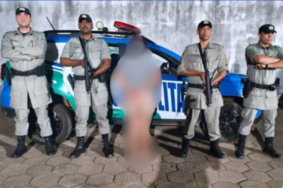 Imagem da mulher presa em meio a policiais militares