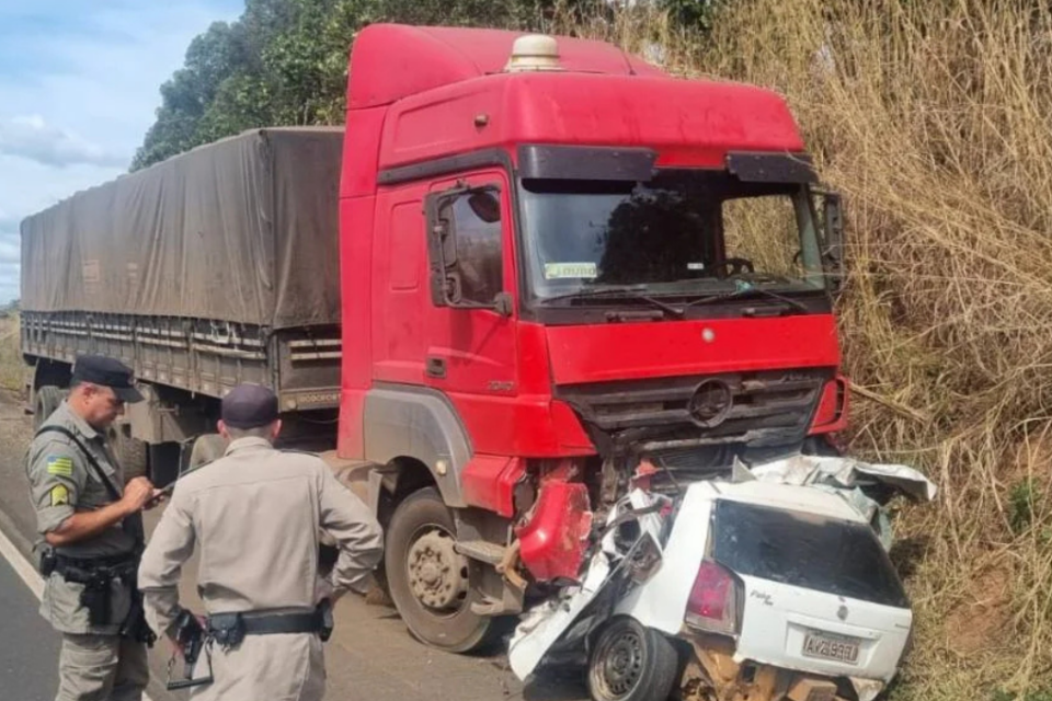 Duas pessoas morrem após batida frontal entre carro e caminhão na BR-364