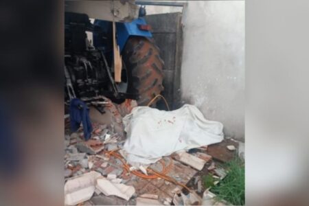 Imagem do trator após atingir as casas