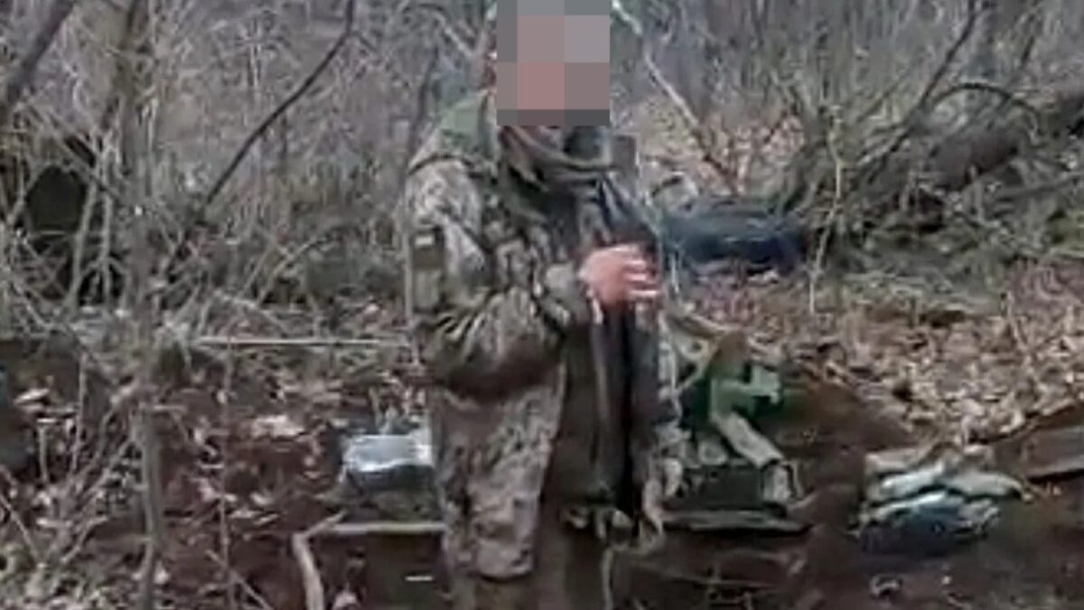 Ucraniano capturado por forças russas tem frase gravada a ferro quente na pele foto Soldado apresenta cicatrizes e pontos do peito ao abdômen