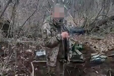 Ucraniano capturado por forças russas tem frase gravada a ferro quente na pele foto Soldado apresenta cicatrizes e pontos do peito ao abdômen