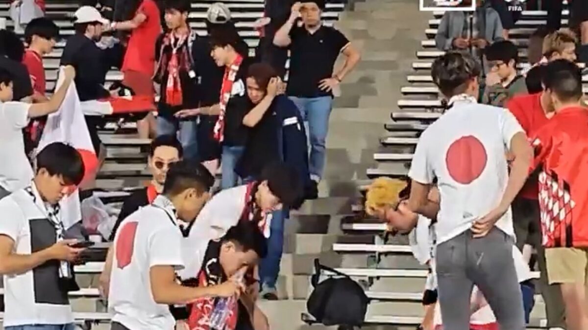 Torcedores do Urawa Reds ajudam a limpar estádio após jogo