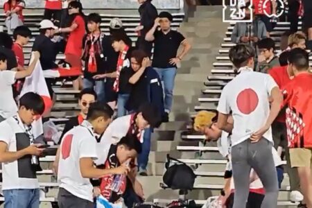 Torcedores do Urawa Reds ajudam a limpar estádio após jogo