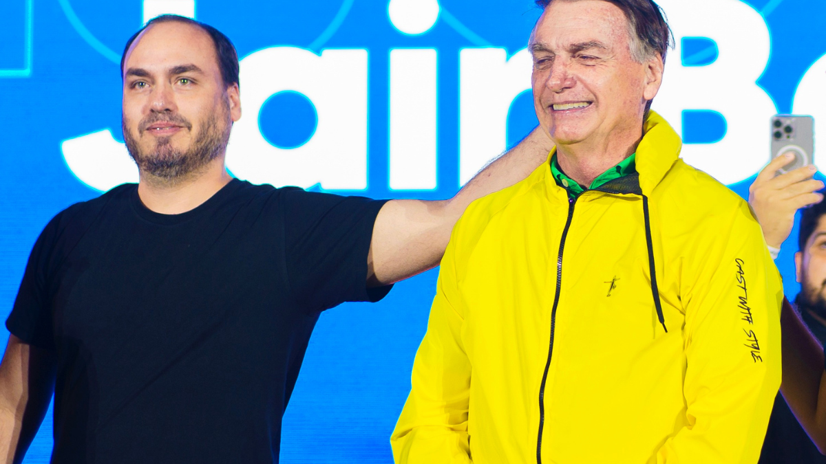 Bolsonaro e o filho Carlos (Foto: Divulgação)