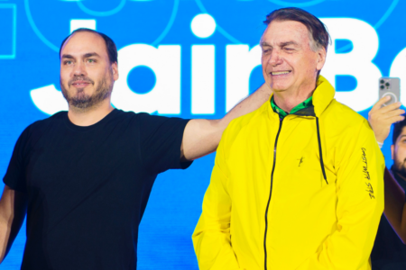 Bolsonaro e o filho Carlos (Foto: Divulgação)