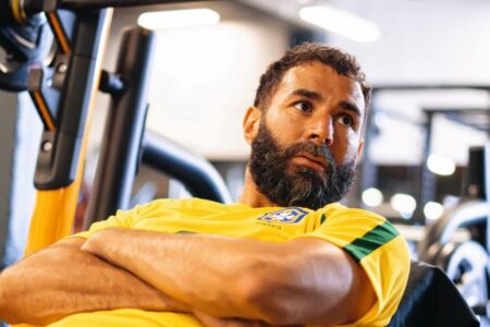 Benzema veste camisa histórica do Brasil de 2002