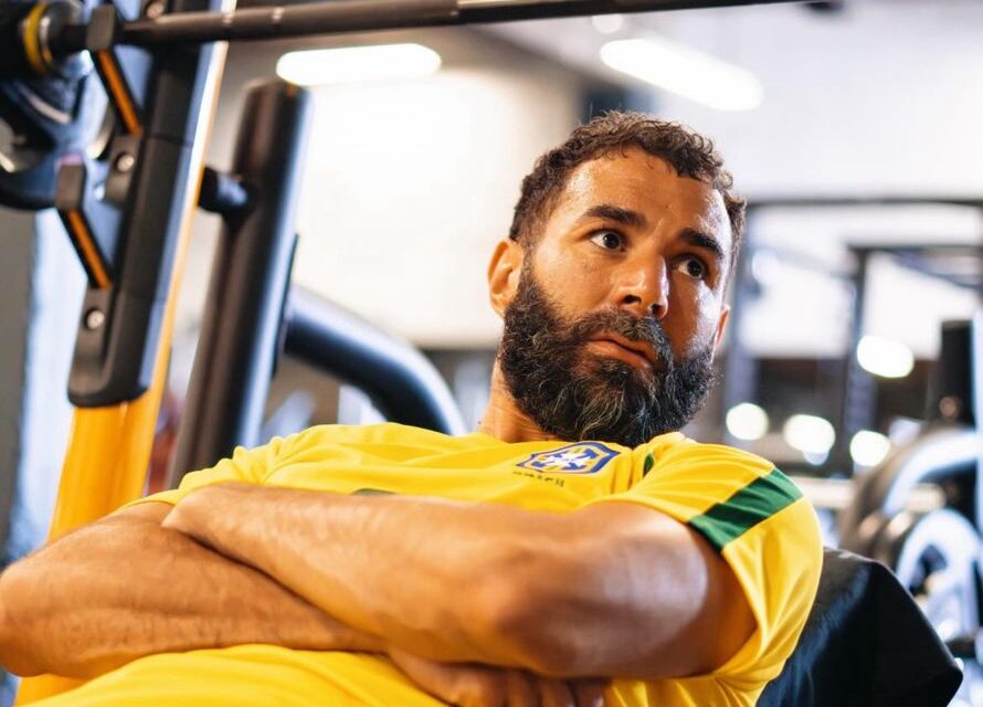 Benzema veste camisa histórica do Brasil de 2002