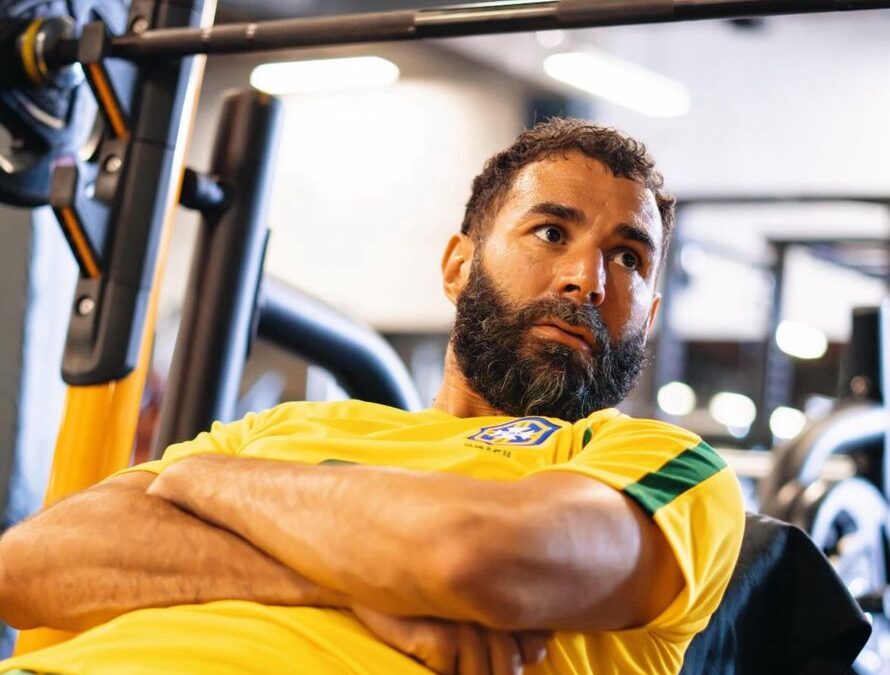 Benzema veste camisa histórica do Brasil de 2002