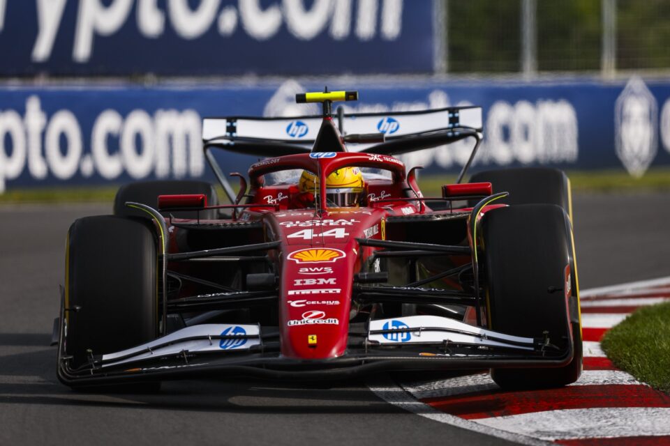 Lewis Hamilton em sua Ferrari