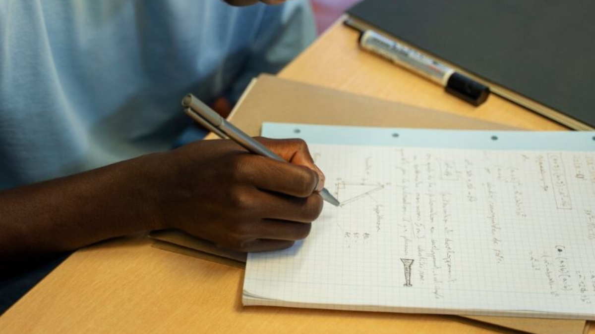 Imagem de um homem estudando