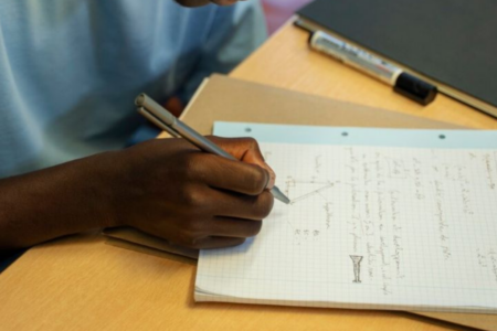 Imagem de um homem estudando