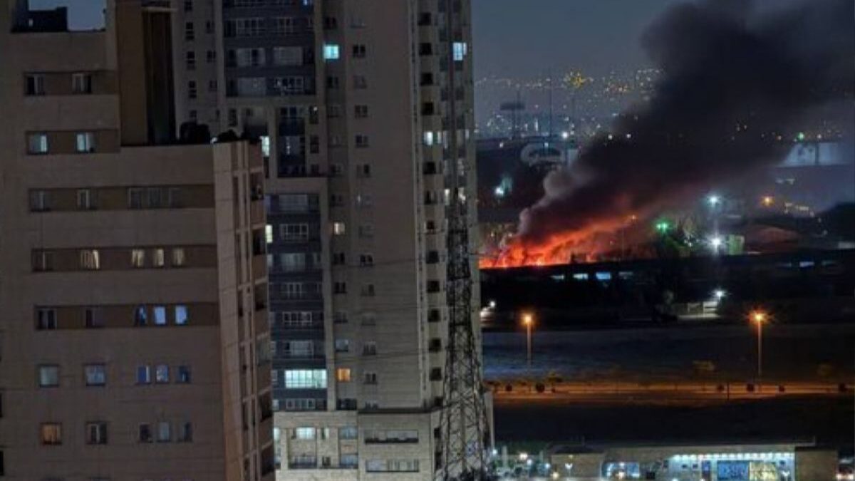 Imagem de uma parte da cidade pegando fogo ao longe
