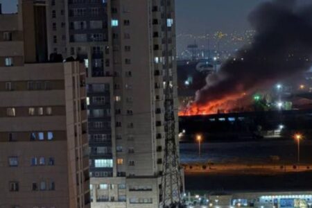 Imagem de uma parte da cidade pegando fogo ao longe