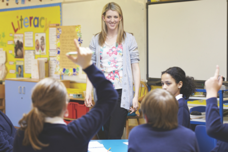 Imagem de uma professora dando aula