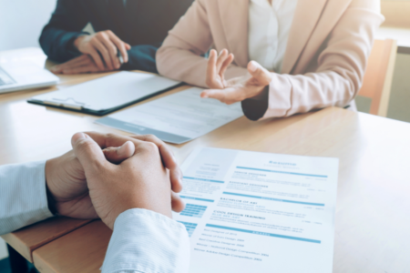 Imagem de uma pessoa sendo entrevistada