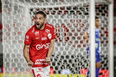 Diego Torres com a camisa do Vila Nova