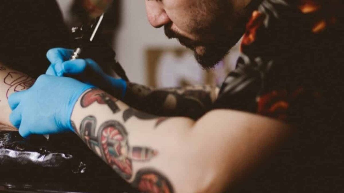 Tinta de tatuagem mata células imunológicas e enfraquece resposta a vacinas Cientistas pedem regulamentação mais rigorosa de substâncias