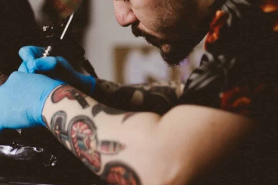 Tinta de tatuagem mata células imunológicas e enfraquece resposta a vacinas Cientistas pedem regulamentação mais rigorosa de substâncias