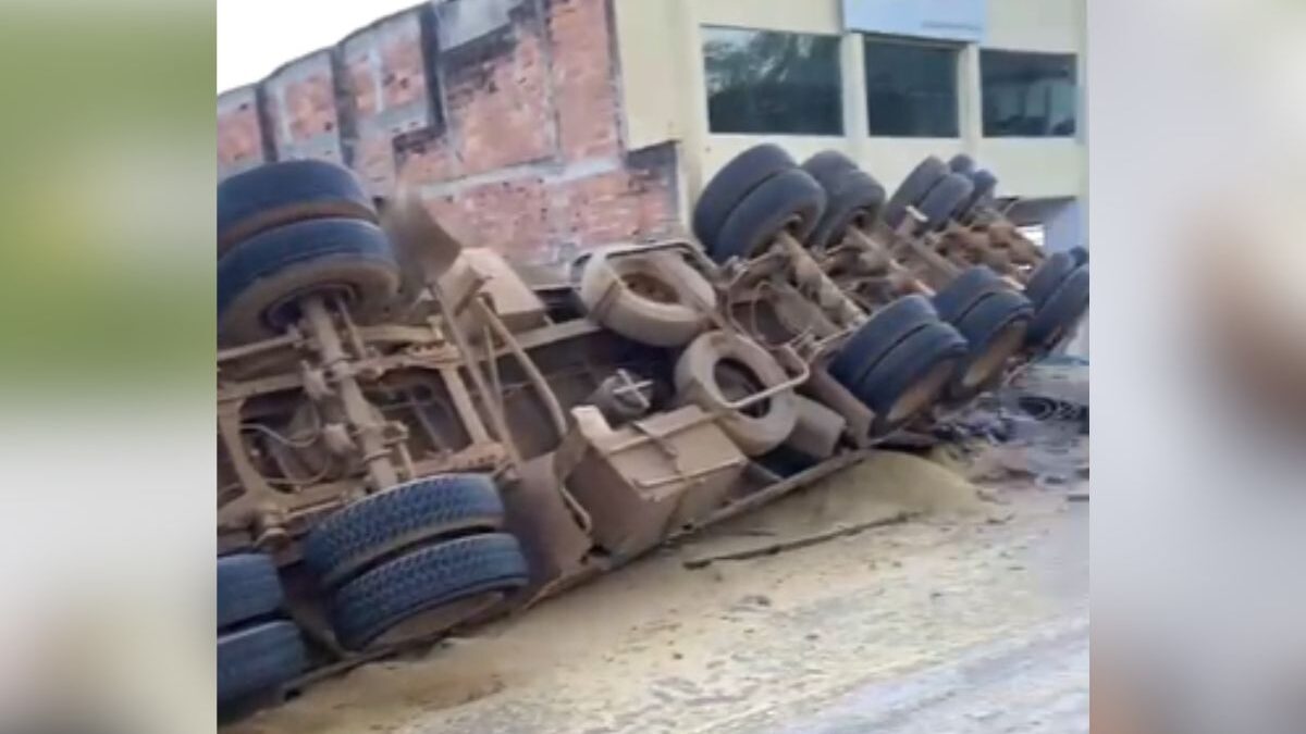 Caminhão com soja tombou na avenida das Palmeiras, no centro de São Miguel do Passa Quatro (Foto: Reprodução)