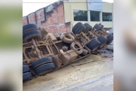 Caminhão com soja tombou na avenida das Palmeiras, no centro de São Miguel do Passa Quatro (Foto: Reprodução)
