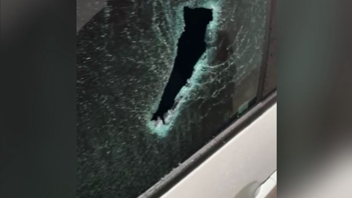 Carro é destruído após confusão em oficina mecânica (Foto: Reprodução)