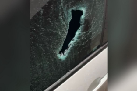 Carro é destruído após confusão em oficina mecânica (Foto: Reprodução)