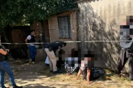 Imagem do trio sendo preso