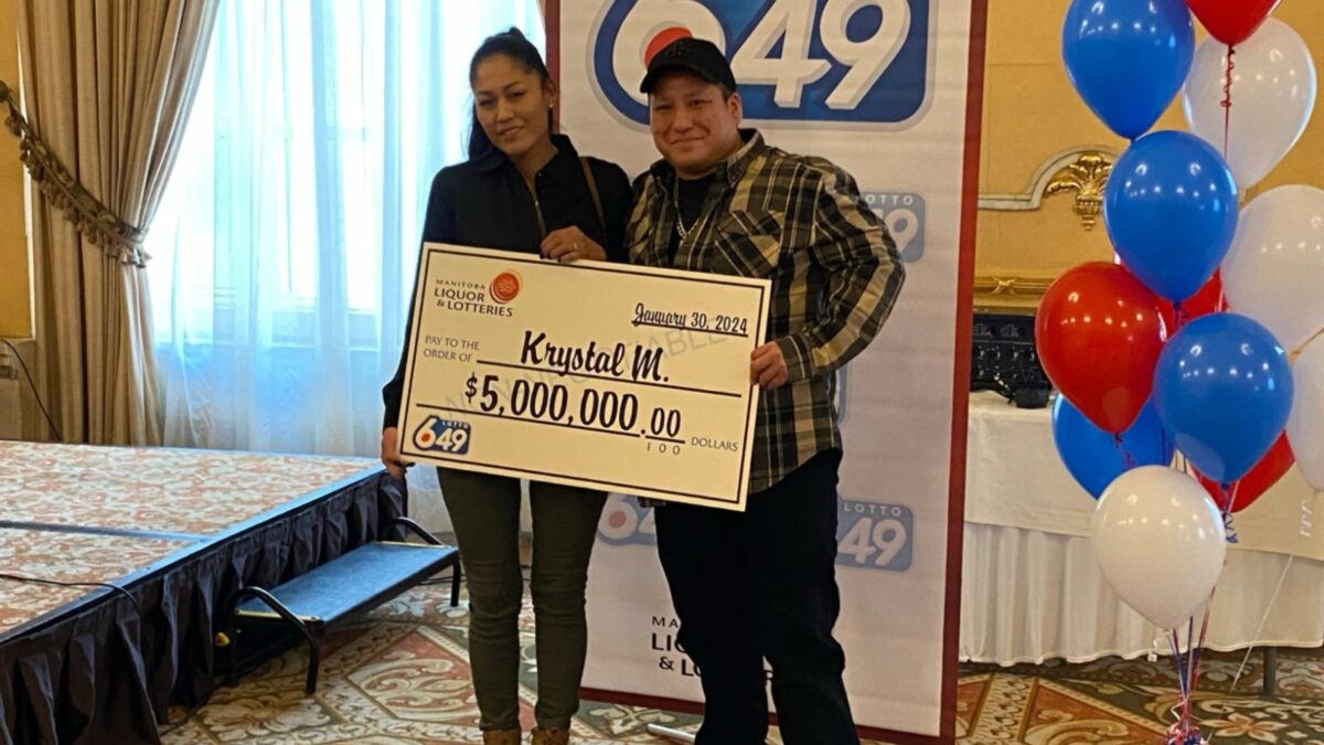Homem ganha na loteria, é roubado pela namorada e flagra ela na cama com outro Krystal McKay fugiu com os R$ 21 milhões de Lawrence Campbell