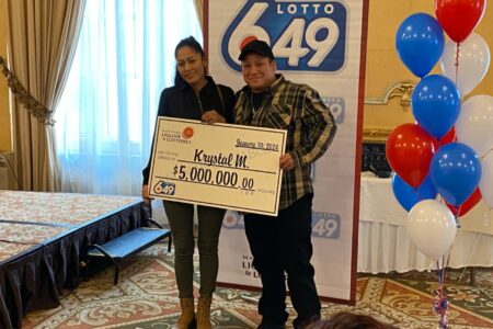 Homem ganha na loteria, é roubado pela namorada e flagra ela na cama com outro Krystal McKay fugiu com os R$ 21 milhões de Lawrence Campbell