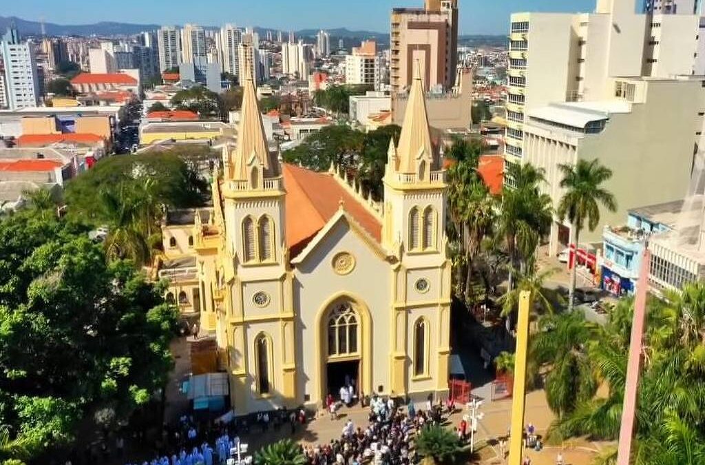 Médica é presa por jogar spray de pimenta em missa por causa de barulho de criança ficou incomodada com menina de 2 anos na catedral