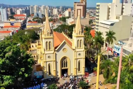 Médica é presa por jogar spray de pimenta em missa por causa de barulho de criança ficou incomodada com menina de 2 anos na catedral