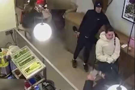 Atriz de 'Bridgerton' no momento em que reage ao furto (Foto: Reprodução)