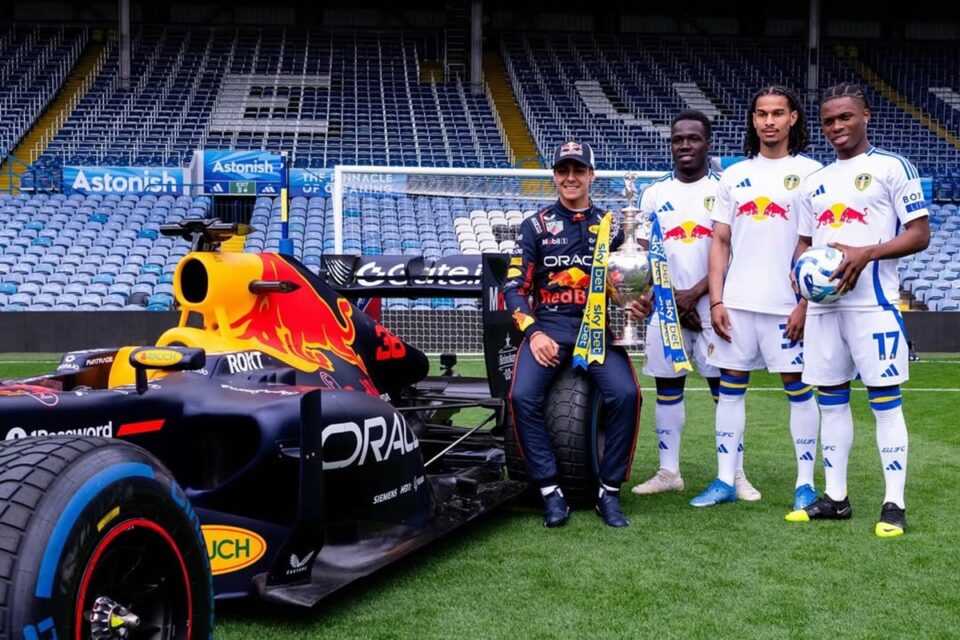 Jogadores do Leeds ao lado do carro da Red Bull