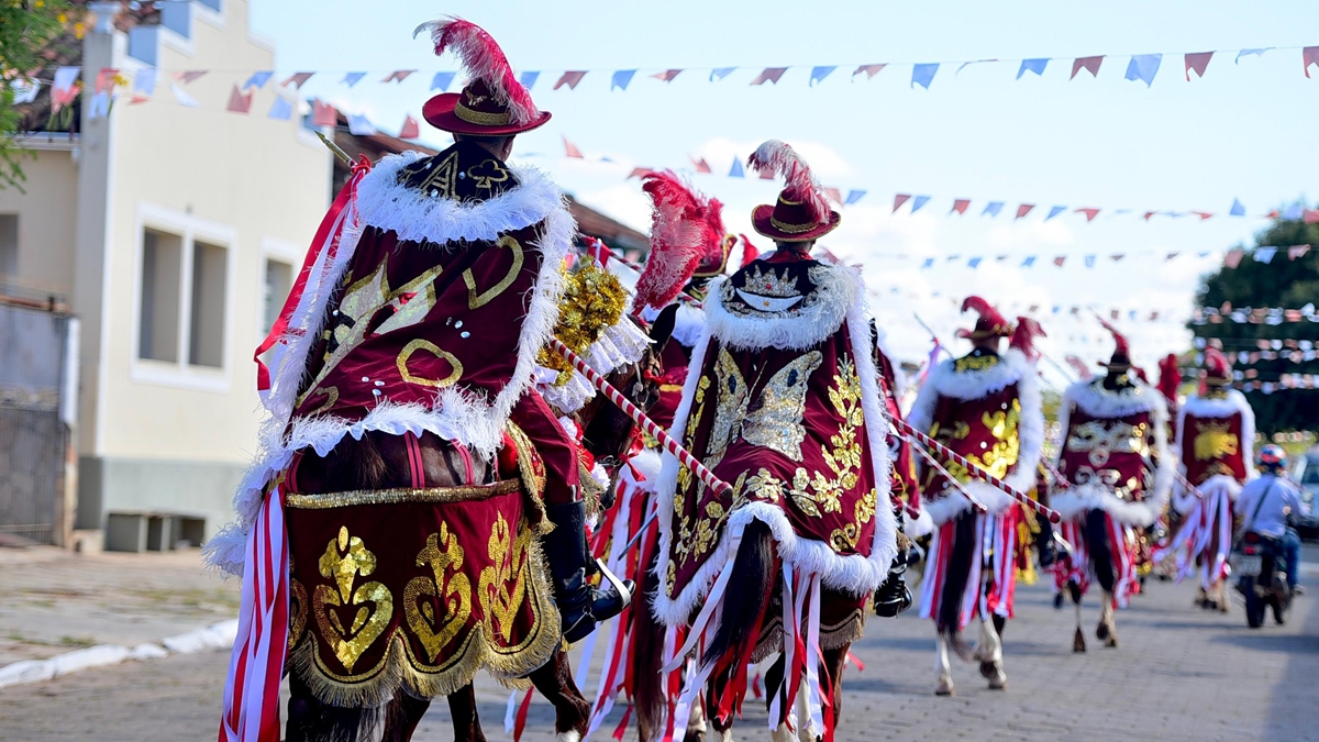 Festa do Divino: Pirenópolis inicia Cavalhadas