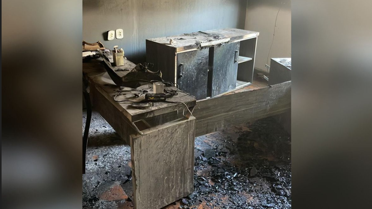 Escritório incendiado em Jaraguá (Foto: Reprodução)