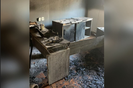 Escritório incendiado em Jaraguá (Foto: Reprodução)
