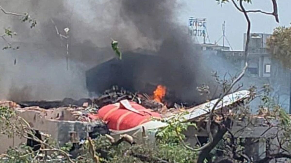 Perito revela o que pode ter causado queda de avião na Índia Aeronave com 242 pessoas a bordo colidiu com um prédio Universidade