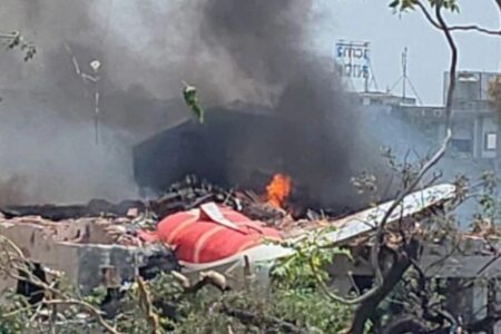 Perito revela o que pode ter causado queda de avião na Índia Aeronave com 242 pessoas a bordo colidiu com um prédio Universidade