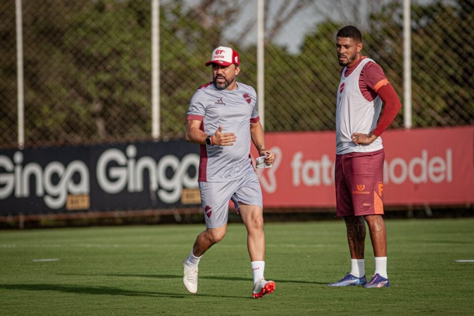 Luizinho Lopes durante treino do Vila Nova
